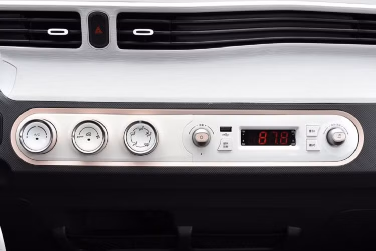 Đặc biệt, Wuling Hongguang Mini EV Macaron 2021 còn được bổ sung dải đèn LED định vị ban ngày, bao quanh đèn pha Halogen. Đây là trang bị không hề có trên Wuling Hongguang Mini EV thông thường.