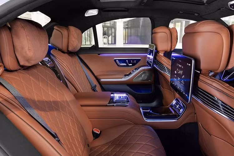 Hệ thống tạo hương thơm trong cabin của Mercedes-Benz cũng rất đáng khen, với nhiều tùy chọn mùi nước hoa có thể duy trì mùi thơm trong xe khoảng vài tháng.