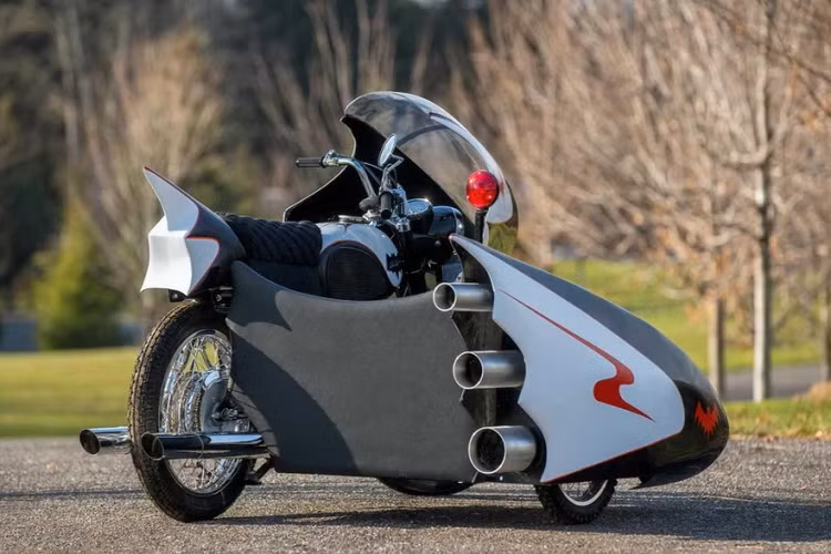 Để phù hợp với thời hiện đại, nó là một chiếc xe go-kart chạy điện thân thiện môi trường. Một điểm đáng lưu ý khác, bản sao này dường như là chưa từng được sử dụng cũng như trưng bày trước công chúng. Nó trông mới hoàn toàn, và không có lấy một vết trầy xước trên thân vỏ, ống pô, hay yên.