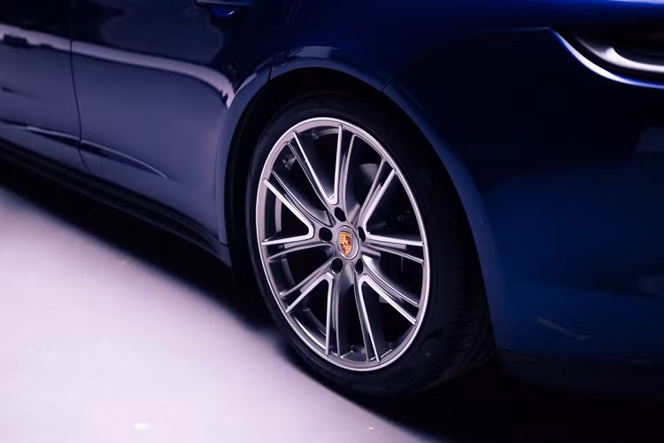 Xe có tùy chọn mâm 20 inch hoặc 21 inch, ngoài ra còn có bộ mâm thiết kế độc quyền 21 inch, đi kèm với lốp thể thao Pirelli thế hệ mới nhất.Bên trong, cabin nổi bật với vô lăng đa chức năng mới, cách bố trí vẫn giống bản "tiền nhiệm".