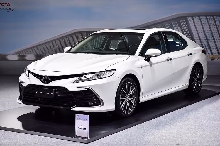 Chỉ vài ngày sau khi lô Toyota Camry 2022 mới đầu tiên được đưa về nước ta, mới đây Toyota Việt Nam đã chính thức xác nhận ngày ra mắt phiên bản mới của mẫu sedan hạng D ăn khách này. Theo đó, Camry mới sẽ được ra mắt trực tuyến vào 10h sáng ngày 17/12/2021 tới đây. 