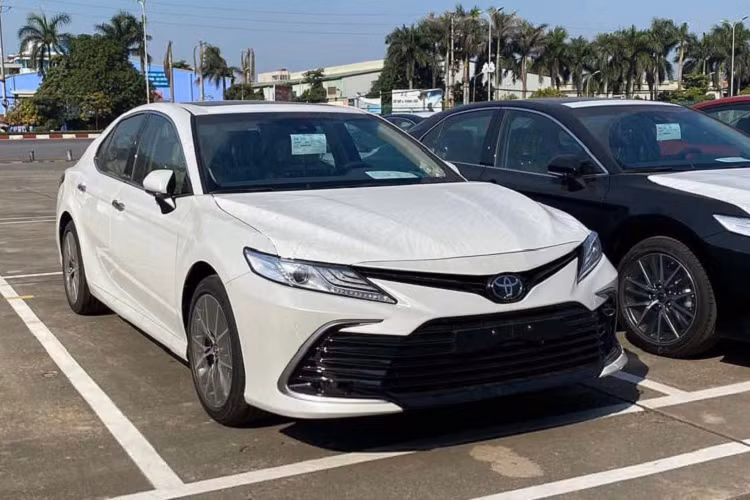 Gói trang bị này gồm nhiều tính năng hiện đại như hỗ trợ giữ làn đường, phanh tự động khẩn cấp, ga tự động thích ứng khoảng cách và đèn pha thông minh. Bên cạnh đó, 2 phiên bản 2.5Q và 2.5HV còn có cả camera 360 độ nhưng hệ thống dẫn đường lại bị loại bỏ.