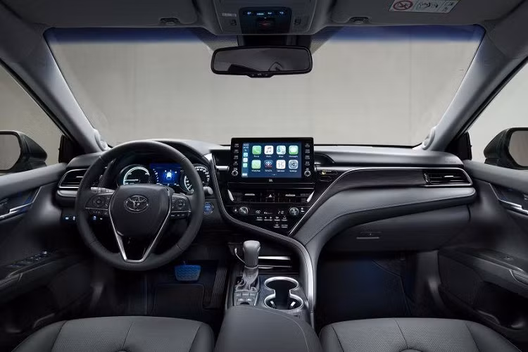 Trang bị sẽ là yếu tố chính trên lần nâng cấp giữa vòng đời này của Toyota Camry. Đầu tiên, động cơ của 2 phiên bản đầu là loại máy xăng 2.0L như cũ còn động cơ 2.5L sẽ là loại mới, đi kèm hộp số tự động 8 cấp cho công suất tối đa lên tới 202 mã lực, nhiều hơn đời cũ tới 21 mã lực. 