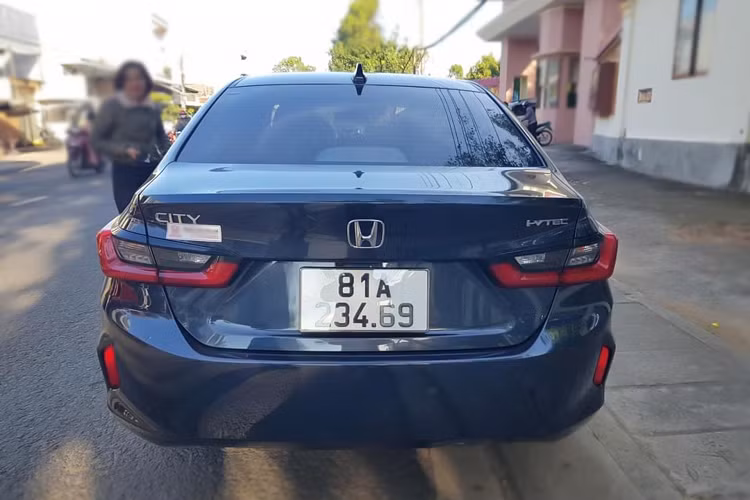 Tham khảo ở nhiều đại lý, xe hiện tại “lên kệ” hầu hết đều là phiên bản L, trong khi phiên bản cao cấp RS thì ít hơn. Đa số xe về đại lý sẽ được giao đến khách đã đặt mua trước đó. Giá xe Honda City 2021 phiên bản L này niêm yết là 569 triệu đồng, giá lăn bánh cho phiên bản này tham khảo ở TP.HCM rơi vào khoảng 660 triệu đồng, trong khi ở các tỉnh khác rơi vào khoảng 640 triệu đồng. Khác với nhiều hãng xe khác như VinFast hay Mercedes-Benz, Honda Việt Nam không hỗ trợ ưu đãi 50% lệ phí trước bạ cho các dòng xe.