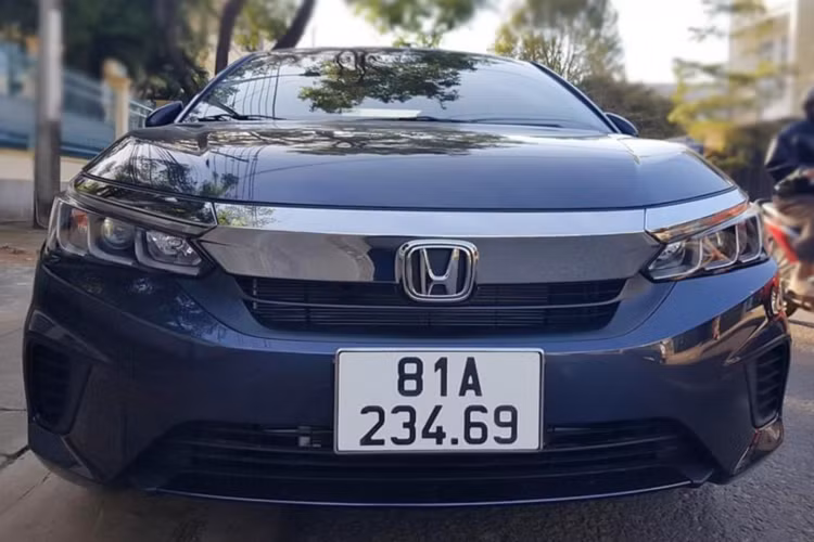 Đây được xem là chiếc Honda City 2021 mới phiên bản L đầu tiên ra “biển trắng” tại Việt Nam. Chiếc City 2021 này nằm trong lô đầu mà Honda Việt Nam (HVN) lắp ráp. Để nhận xe và ra biển nhanh như thế này, chắc chắn khách hàng đã đặt mua chiếc City 2021 này ngay từ rất sớm. Được biết, số lượng xe về các đại lý tại thời điểm này có hạn.