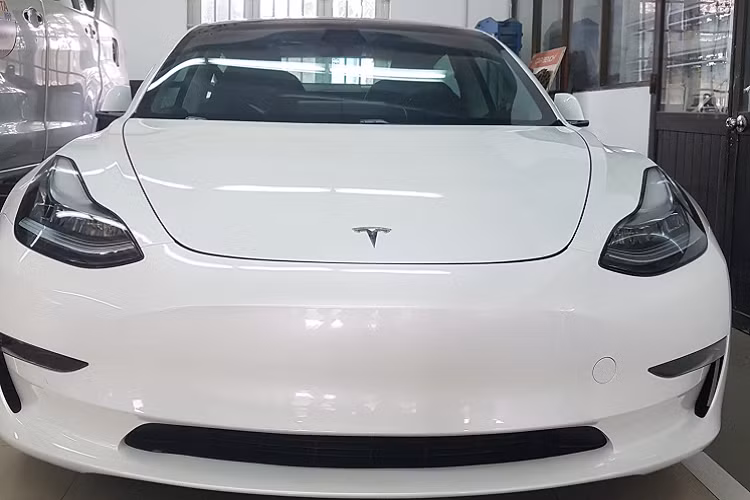 Tất cả các phiên bản của Model 3 đều được áp dụng chính sách bảo hành chính hãng 4 năm hoặc 50.000 miles, trong đó riêng cụm pin được bảo hành 8 năm hoặc 120.000 miles đối với 2 phiên bản Long Range/ Performance, và 8 năm hoặc 100.000 miles với phiên bản tiêu chuẩn.