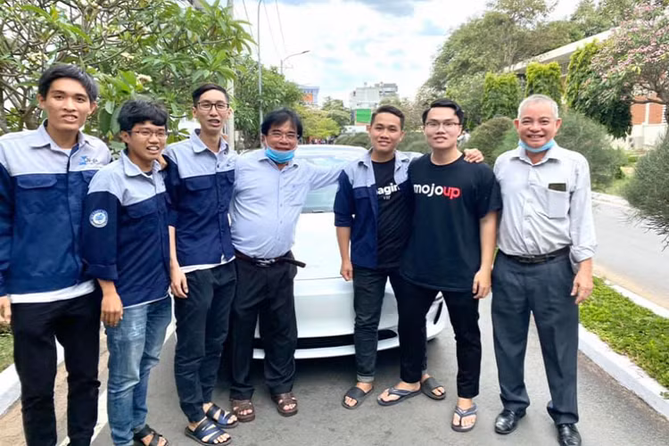 Nhờ đó, giúp sinh viên Khoa Cơ khí động lực ở Trường Đại học Sư phạm Kỹ thuật có dịp học hỏi, làm quen thực tế với xe điện để bắt kịp xu hướng công nghệ xe điện trong tương lai. Có thể nói, đây cũng là một trong những trường đại học tại Việt Nam “chịu chơi” mang về một mẫu xe điện để nghiên cứu và giảng dạy cho sinh viên. Theo tìm hiểu, mẫu xe được đưa về trường là xe điện Tesla Model 3 – Một dòng sedan chạy điện phổ biến và bán chạy tại thị trường Mỹ.