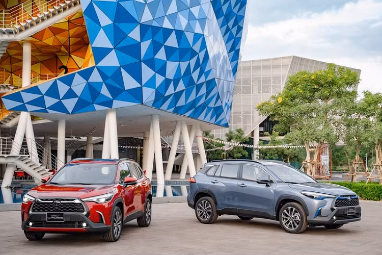Về hệ thống treo, Toyota Corolla Cross được trang bị các thanh giằng MacPherson thông thường ở phía trước và một thanh xoắn ở phía sau.