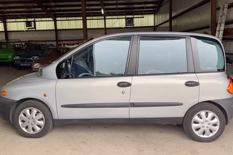DeMuro không đi vào chi tiết động cơ, nhưng khá dễ dàng để nhận ra rằng đây là một chiếc xe Fiat Multipla sở hữu thông số Vương quốc Anh với động cơ chạy xăng 16 van, dung tích 1,6 lít. Do đó, nó có công suất 102 mã lực khi còn mới và cần 12,6 giây để đạt tốc độ 100 km/h.