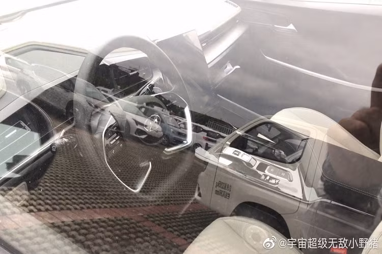 Trong khi đó, trên cản trước xuất hiện hốc đèn sương mù trước hình thang với viền mạ crôm. Thêm vào đó là hốc gió trung tâm hẹp nhưng kéo dài. Bên sườn, Hyundai Custo 2022 được thiết kế như xe SUV hơn là MPV nhờ gầm cao và nẹp thân xe màu đen. Tuy nhiên, xe vẫn được trang bị cửa trượt bên sườn như những chiếc MPV truyền thống.