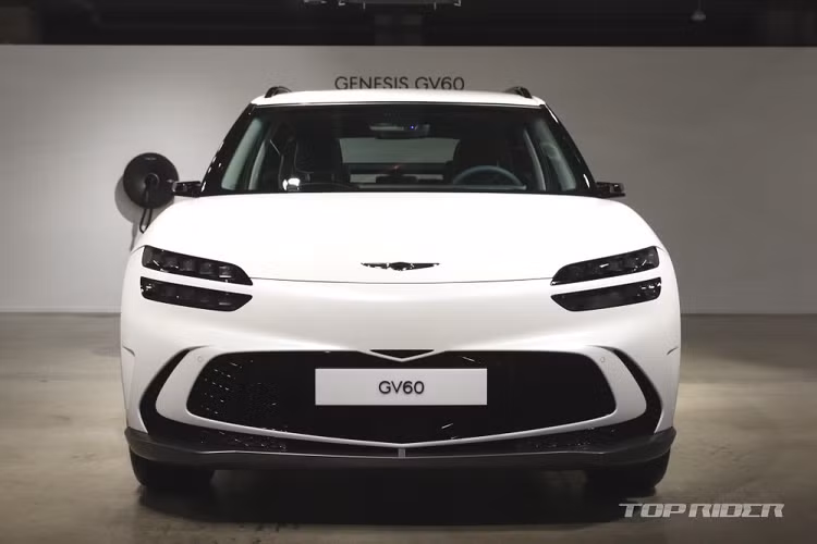 Được áp dụng ngôn ngữ thiết kế Dynamic Elegance, Genesis GV60 2022 chạy điện mang trên mình kiểu dáng SUV lai Coupe mượt mà. Trên đầu xe, mẫu SUV này được trang bị cụm đèn pha "Quad Lamps" với 4 dải LED nằm ngang đặc trưng của thương hiệu Genesis. Trong mỗi dải đèn có tổng cộng 5 bóng đèn, trong đó 6 bóng ngoài ở mỗi bên đóng vai trò là dải đèn LED định vị ban ngày và đèn báo rẽ. 4 bóng phía trong ở mỗi bên là đèn pha chính.