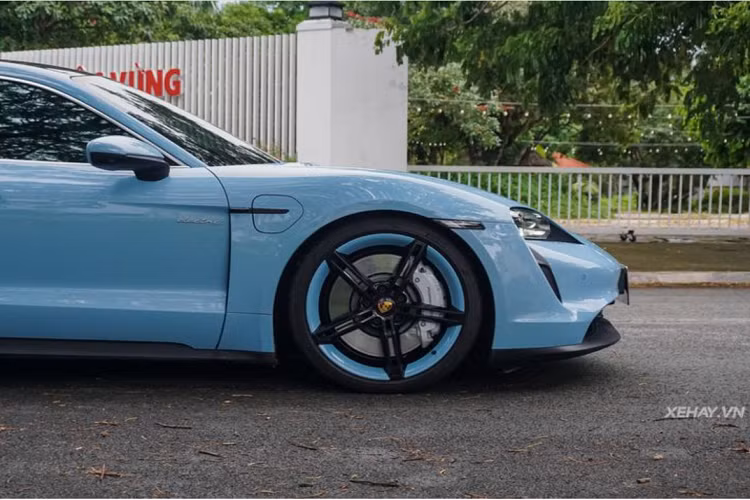 Về thiết kế, Porsche Taycan chạy điện thu hút người đi xung quanh với những đường nét thiết kế, ADN mang đậm hơi thở của Porsche như phần đầu xe rộng và phẳng, những đường viền cao cùng nóc xe vuốt nhẹ tạo nên một dáng vẻ thể thao, mềm mại.