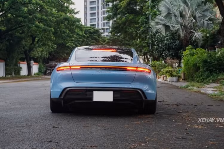 Chưa hết, dải đèn hậu LED kéo dài xuyên suốt đuôi xe cùng logo Porsche bên dưới cũng là một điểm nhấn khó bỏ qua trên Taycan. Xe có chiều dài 4.963 mm, rộng 1.966 mm / 2.144 mm nếu tính cả gương và trục cơ sở 2.900 mm.