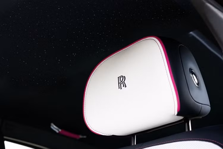 Xe siêu sang Rolls-Royce Ghost thế hệ mới được trang bị khối động cơ xăng V12, tăng áp kép, dung tích 6.75 lít, sản sinh ra công suất tối đa 563 mã lực, tăng 1 mã lực so với thế hệ cũ nhưng mô-men xoắn cực đại lại được bơm thêm 70 Nm, lên con số 850 Nm.