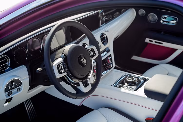 Được biết, vợ chồng doanh nhân này mới độ lại nội thất xe Kia Carnival 2022 bản 8 chỗ ngồi cáu cạnh với tông màu trắng và hồng để làm hài lòng 3 cô công chúa nhà mình. Ngoài ra, cặp đồng hồ đắt đỏ của thương hiệu Hublot màu hồng cũng sẽ sớm về với vợ chồng đại gia này để đón chiếc xe siêu sang Rolls-Royce Ghost 2022.