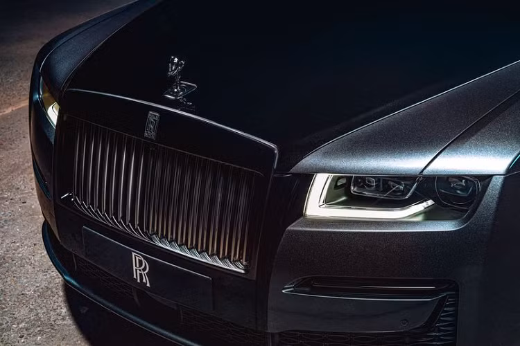 Sau đó, chiếc xe động cơ sẽ được phủ bên ngoài hai lớp sơn trong suốt, trước khi được đánh bóng thủ công bởi một nhóm bốn người thợ thủ công nhằm tạo ra lớp hoàn thiện có độ bóng cao đặc trưng của thương hiệu. Quá trình sơn mất tổng cộng 3 - 5 tiếng đồng hồ, điều này là không thể với những chiếc xe sản xuất hàng loạt.