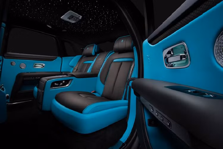 Các chi tiết nổi bật khác của Rolls-Royce Ghost Black Badge 2022 gồm biểu tượng Spirit of Ecstasy và lưới tản nhiệt Pantheon Grille màu tối độc đáo, bộ mâm cá nhân hóa 21 inch, từng bộ phận trên xe đều được đánh bóng tinh vi bằng tay để đạt được lớp mạ chrome đen bóng như gương.