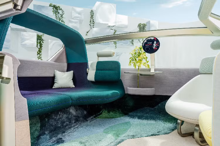 Trạng thái “Chill” sẽ điều khiển cho xe dừng lại và giúp hành khách có thể nghỉ ngơi. Chiếc xe trở thành một nơi nghỉ dưỡng, một nơi trú ẩn và có thể thư giãn hoặc làm việc với toàn bộ sự tập trung. Khu vực băng ghế sau có thể đem tới nhiều vị trí ngồi và nằm khác nhau, phần đèn nền phía trên của xe có vẻ ngoài lấy cảm hứng từ tán rừng xanh và cũng có thể được làm mờ để tạo không gian riêng tư. Ở khu vực trung tâm, thiết bị hình tròn có thể gập xuống để trở thành đèn bàn, loại bỏ các phần màn hình hoặc các công tắc khác nhau.