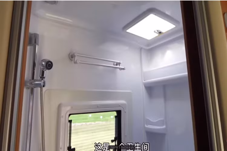 Theo nhà sản xuất, tầng 2 của xe có diện tích 12,4 mét vuông, và mái hiên phía trên được chiếu sáng để hành khách có thể thư giãn cả đêm.