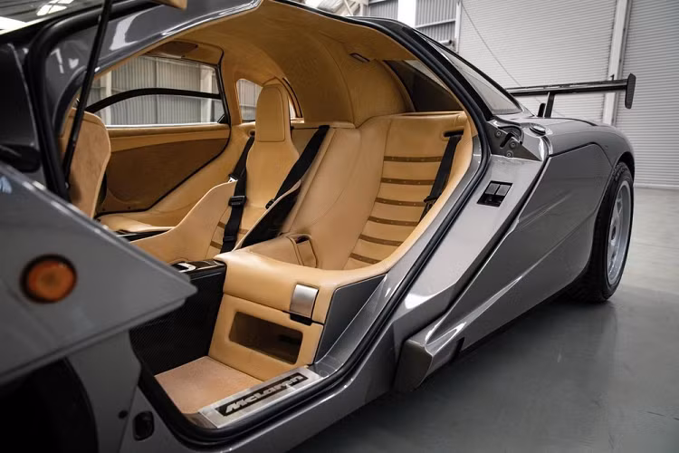 Cuối cùng chính là việc siêu xe McLaren F1 từng là chiếc xe nhanh nhất thế giới trong 11 năm liền, từ 1998 đến tháng 4 năm 2009 khi xe từng đạt vận tốc tối đa lên đến 386 km/h trong lần chạy thử vào ngày 31 tháng 3 năm 1998.