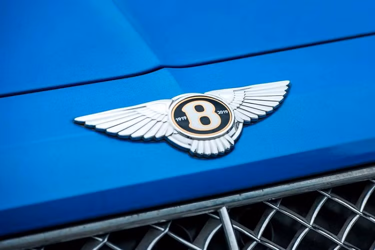 Nằm trong lô hàng sản xuất giới hạn nhân sinh nhật lần thứ 100 của Bentley, chiếc SUV siêu sang Bentayga V8 này có vài điểm nhấn quan trọng như logo chữ B của xe có viền vàng Centenary Gold rất đặc trưng và thêm cặp số 1929-2019 để tạo điểm nhấn cho bên ngoài xe. 