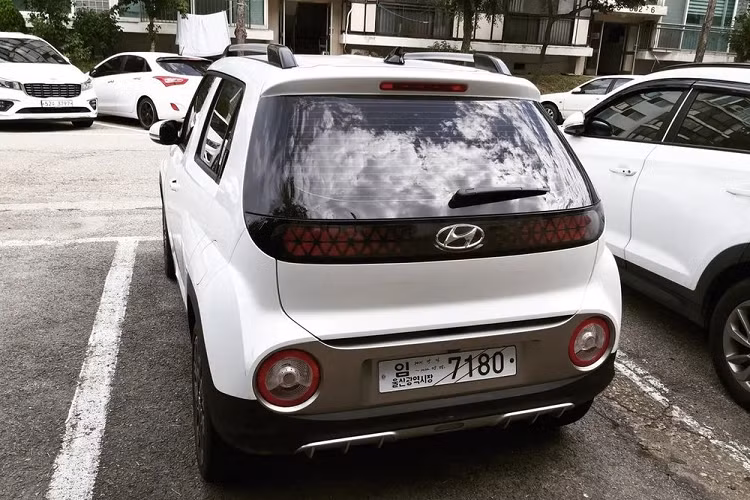 Khi mua Hyundai Casper 2022, khách hàng Hàn Quốc có thể chọn 1 trong 2 loại động cơ xăng. Đầu tiên là động cơ 3 xi-lanh, hút khí tự nhiên, dung tích 1.0L. tạo ra công suất tối đa 75 mã lực. Thứ hai là động cơ 3 xi-lanh, tăng áp, dung tích 1.0L với công suất tối đa 99 mã lực. Động cơ kết hợp với hệ dẫn động cầu trước, hộp số sàn 5 cấp hoặc tự động 5 cấp. Trong đó, động cơ tăng áp chỉ dành riêng cho phiên bản Active.