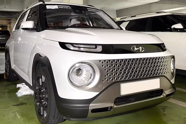 Như thông tin đã đưa, mẫu xe Hyundai Casper 2022 giá rẻ được phát triển dựa trên cơ sở gầm bệ K1 chung với Grand i10. Do đó, mẫu xe này còn được gọi là phiên bản SUV của Hyundai Grand i10. Hyundai Casper 2022 sở hữu chiều dài 3.595 mm, chiều rộng 1.595 mm, chiều cao 1.575 mm và chiều dài cơ sở 2.400 mm. Với kích thước này, đây chính là mẫu SUV nhỏ nhất của thương hiệu Hyundai hiện nay.