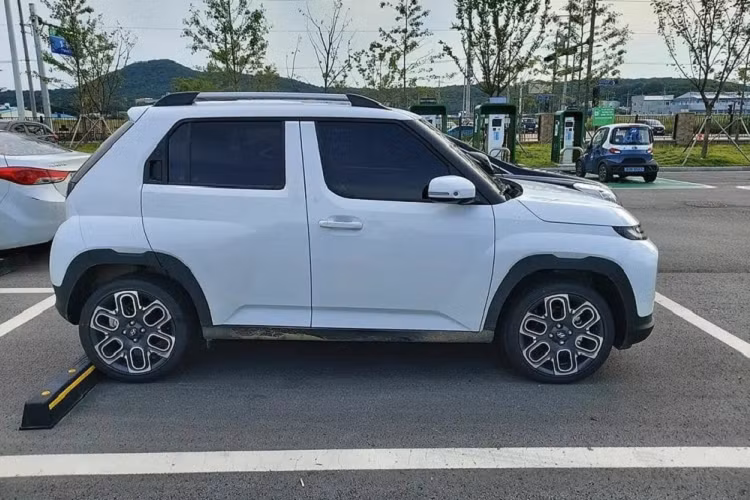  Hyundai Casper 2022 mới là mẫu SUV hạng A hoàn toàn mới đã lần đầu tiên trình làng vào hồi đầu tháng 9 này. Hiện tân binh của gia đình Hyundai vẫn chưa chính thức được bày bán trên thị trường Hàn Quốc. Tuy nhiên, mẫu SUV nhỏ xinh này đã xuất hiện tại các đại lý ở xứ sở kim chi, nhờ đó, chúng ta có thể biết rõ thiết kế ngoài đời thực của Hyundai Casper 2022.