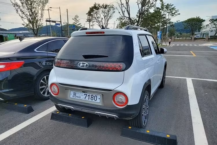 Trong khi đó, phiên bản Active dùng động cơ tăng áp của Hyundai Casper 2022 có một số chi tiết thiết kế riêng như lưới tản nhiệt màu đen đi kèm 2 hốc gió hình tròn, tấm ốp gầm với thiết kế giả bộ khuếch tán gió phía sau và cánh gió mui tích hợp đèn phanh trên cao.