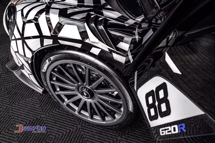 Khá thú vị là chỉ có 350 chiếc siêu xe McLaren 620R được sản xuất trên toàn thế giới nhưng đã có đến hai chiếc xe cập bến Philippines, tuy nhiên chỉ 1 chiếc đủ hợp pháp để lăn bánh trên đường phố nước này, chiếc siêu xe McLaren 620R đã bị nghiền nát và cũng trở thành siêu xe McLaren 620R đầu tiên trên thế giới bị phá huỷ để chỉ còn lại đúng 349 chiếc xe McLaren 620R. Ước tính chiếc siêu xe giới hạn McLaren 620R được nhập lậu đã trốn hơn 8 tỷ đồng tiền thuế.
