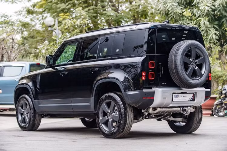 Với giá bán hơn 6 tỷ đồng, Land Rover Defender 110 bản P400 trở thành lựa chọn tỏ ra hấp dẫn hơn so với Mercedes-AMG G63 (V8 4.0L) có giá hơn 10 tỷ đồng. Bên cạnh đó, tầm giá của Land Rover Defender 110 nhập khẩu tư nhân này ngang tầm giá xe nhập Toyota Land Cruiser như VXS Executive Lounge 2021 có giá khoảng 6,5 tỷ đồng.