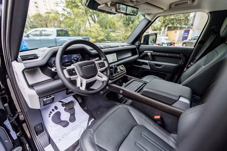 Chiếc SUV địa hình của giới nhà giàu còn sở hữu khoá vi sai trung tâm cùng khoá vi sai cầu sau sau điện tử, hệ thống “Terrain Response 2” mới nhất và hệ thống treo khí nén thích ứng có thể nâng / hạ gầm linh hoạt để phục vụ từng bề mặt địa hình khác nhau.
