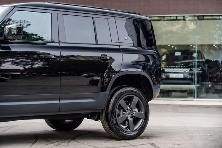 Land Rover Defender 110 P400 HSE 3.0L là phiên bản mạnh mẽ nhất của Defender thế hệ mới, xe được trang bị động cơ hybrid 3.0L sản sinh công suất 394 mã lực và mô-men xoắn cực đại 550 Nm, đi kèm hộp số tự động 8 cấp và hệ dẫn động bốn bánh toàn thời gian tiêu chuẩn.