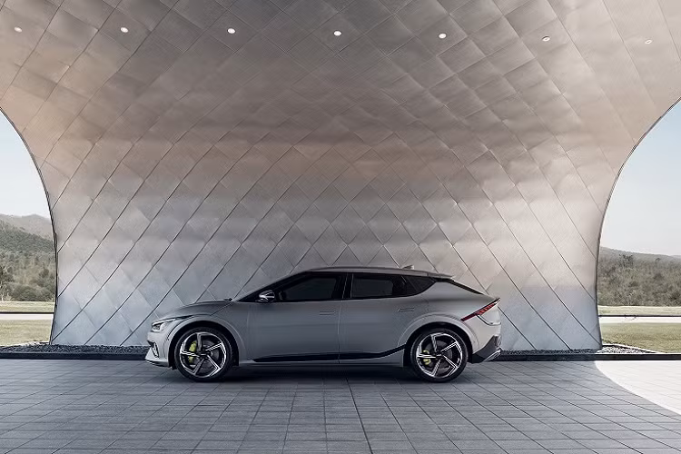 Kia EV6 sẽ được bán ra tại thị trường quê nhà Hàn Quốc vào cuối năm nay. Việc giao hàng sẽ bắt đầu từ đầu năm sau. Xe có giá bán dao động từ 1,3 - 1,66 tỷ đồng.