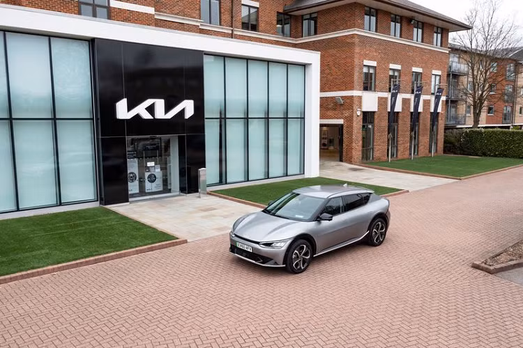 Chia sẻ về EV6, Chủ tịch kiêm Giám đốc điều hành của Kia Bắc Mỹ, Sean Yoon cho biết: "Mẫu xe điện Kia EV6 đánh dấu một kỷ nguyên mới và mang tính chuyển đổi lớn trong mảng điện hóa của Kia. Chiếc crossover sáng tạo này tận dụng nhiều lợi ích từ nền tảng tiên tiến của nó để mang lại sự thú vị và tiện lợi về công nghệ cho chủ sở hữu."