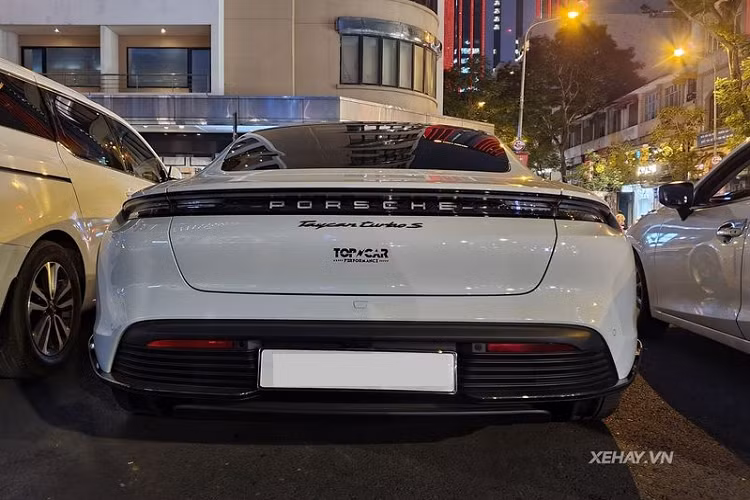 Chiếc siêu xe điện Porsche Taycan Turbo S trong bài là một trong những chiếc Taycan đầu tiên được ra biển trắng ở Sài Gòn. Xe sở hữu màu sơn trắng tinh khôi, cùng bộ mâm 5 chấu đơn sơn đen thể thao và kẹp phanh màu vàng nổi bật.