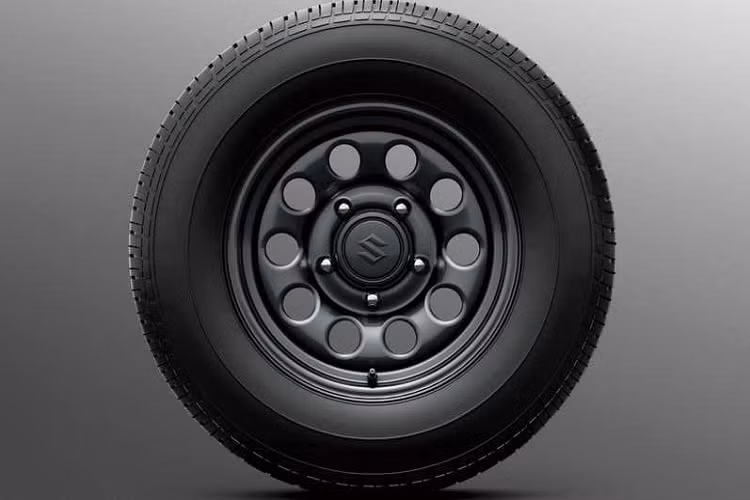 Được biết, Suzuki Jimny Lite 2021 mới dự kiến vẫn sẽ giữ nguyên kết cấu và trang bị cơ bản tương tự như Jimny. Động cơ của xe vẫn là loại 4 xylanh 1.5L công suất 102 mã lực và mômen xoắn cực đại 130 Nm, tuy nhiên Jimny Lite sẽ không có hộp số tự động 4 cấp mà chỉ có loại số sàn 4 cấp tiêu chuẩn.