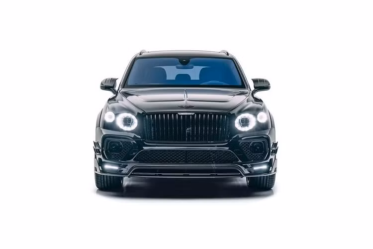 Ngoài ra, hãng độ Đức còn sử dụng khá nhiều sợi carbon để trang trí thêm cho cabin xe. Logo Mansory được xuất hiện khá nhiều: trên ghế, bảng điều khiển và cả thảm sàn.