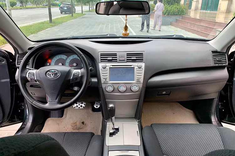 Hiện tại, giá xe Toyota Camry 2011 (XV40) được bán lại rất nhiều tầm 500 triệu cho đến 700 – 800 triệu đồng tùy vào tình trạng xe. Đơn của chiếc Camry SE đời 2011 này (lăn bánh 93.000 miles ~149.000km) đang được chào bán với giá 790 triệu đồng – ngang tầm giá lăn bánh một chiếc Hyundai Elantra phiên bản 2.0 tại TP.HCM (khoảng 800 triệu đồng).
