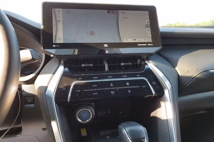 Về thiết kế tổng thể, Venza 2021 sở hữu phong cách crossover thể thao hạng sang với bộ mui được vát nhẹ xuống dưới đuôi, tạo điểm nhấn không hề nhỏ về thị giác. Kết hợp với đó, Venza có một phần đầu xe dài, trần xe cong nhẹ càng góp phần tạo nên diện mạo thể thao cho mẫu xe này.