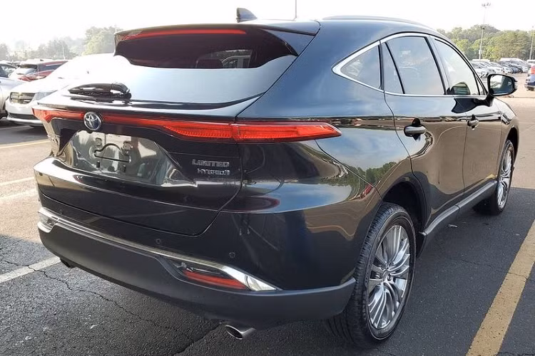 Toyota Venza được trang bị hàng loạt tiện tích đáng nói như màn hình giải trí có kết nối điện thoại thông minh (8 inch cho bản LE và 12,3 inch trên bản Limited), màn hình HUD, hệ thống âm thanh JBL, điều hoà tự động 3 vùng...