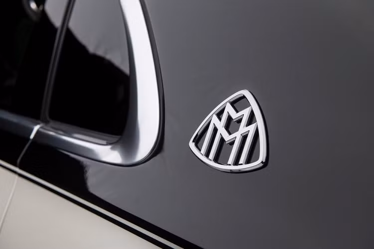 Là đối thủ của Bentley Flying Spur, Mercedes-Maybach S-Class 2021 sở hữu một số chi tiết thiết kế ngoại thất riêng nhằm giúp người dùng phân biệt với S-Class thông thường. Theo đó, xe được trang bị phần đầu xe riêng với lưới tản nhiệt đi kèm nhiều nan nằm dọc, mạ crôm sáng bóng.
