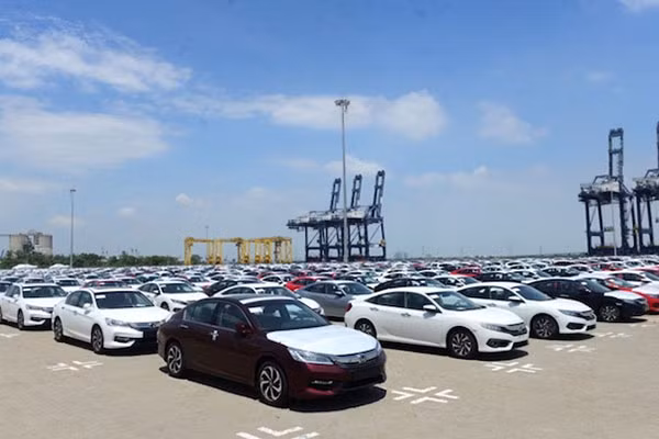 Luong oto nhap khau nguyen chiec ve Viet Nam giam manh