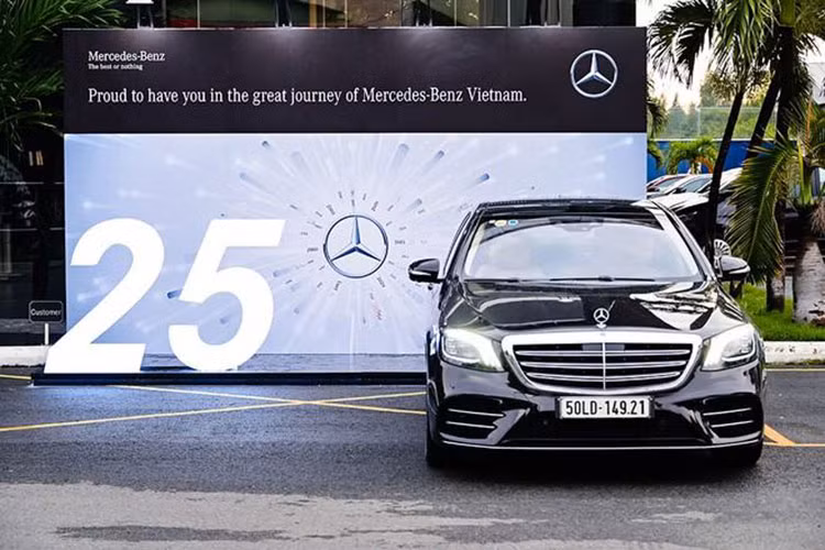 Riêng dòng S-Class có giá trị quy đổi lên tới 250 triệu đồng. Đáng chú ý, chương trình ưu đãi 50% lệ phí trước bạ của Mercedes-Benz cho 3 dòng xe C-Class, E-Class và S-Class sẽ chỉ được áp dụng trong 2 tháng (tháng 1 và tháng 2/2021). Đối với những khách hàng đặt xe nhưng chưa nhận bàn giao trước ngày 1/3/2021 sẽ không nhận được ưu đãi này.
