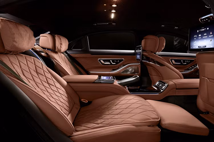 Mercedes-Benz S680 Guard 4MATIC sẽ trang bị động cơ xăng 6.0L, V12 tăng áp kép cho công suất tối đa 612 mã lực và mô-men xoắn cực đại 830 Nm từ 2.000 vòng/phút.