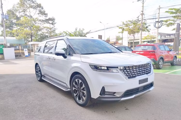 Nhận thấy nhiều khách hàng có mong muốn đổi logo mới cho mẫu xe SUV Kia Carnival 2022 nên THACO đã nhanh chóng thực hiện điều đó để thu hút nhiều người mua hơn.