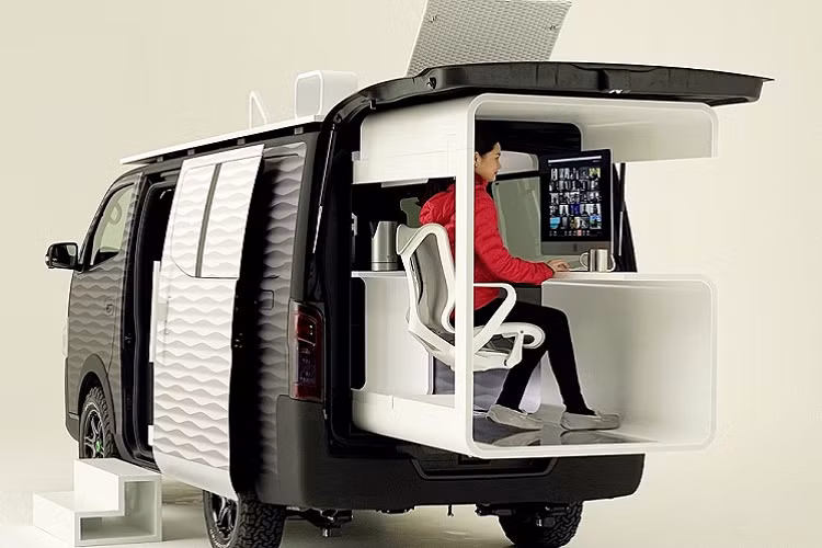 Phần tuyệt nhất của Office Pod lại không liên quan gì tới ứng dụng làm việc văn phòng cả. Phần nóc xe có thể được dùng làm sân thượng tắm nắng, làm chỗ nghỉ ngơi mà bạn có thể leo lên thông qua một cầu thang bên trong cabin. Thông qua video giới thiệu, ta thấy bên trên có bố trí một chiếc ghế dài, một cái bàn nhỏ, và ô che nắng. Tuy nhiên không rõ những thứ này sẽ được cất vào đâu khi không sử dụng, nhưng ta có thể giả định là cất kín vào trong.