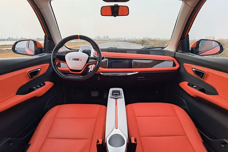 Tương tự Wuling Hongguang Mini EV, Pocco Meimei 2022 mới có kích thước rất nhỏ, bao gồm chiều dài 3.025 mm, chiều rộng 1.500 mm, chiều cao 1.515 mm và chiều dài cơ sở 1.950 mm. So với Wuling Hongguang Mini EV, mẫu ô tô điện này thậm chí còn nhỏ hơn. Tuy nhiên, Pocco Meimei lại sở hữu thiết kế đầu xe và đuôi xe được đánh giá là trông hiện đại hơn Wuling Hongguang Mini EV.
