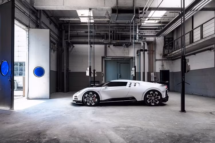 Theo Bugatti, Centodieci được cấu tạo với rất nhiều chi tiết làm từ sợi carbon. Điều này góp phần giúp mẫu xe này có trọng lượng nhỏ hơn tới 20 kg kho so sánh với "đàn anh" Chiron.