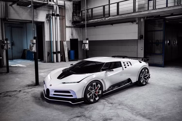 Chi tiết hơn về Bugatti Centodieci hàng hiếm này, đây là một phiên bản đặc biệt được ra đời để kỷ niệm 110 năm ngày thành lập thương hiệu Bugatti. Mẫu xe này được phát triển dựa trên nguồn cảm hứng từ nguyên mẫu EB110, một mẫu xe nổi tiếng trong giai đoạn những năm 1990.
